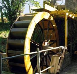 Moulin � eau en r�paration, la nouvelle roue va g�n�rer quelques kilowatt gr�ce � un ensemble alternateur + r�ducteur Allytech