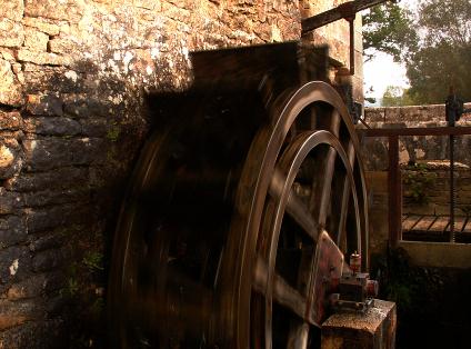 Roue � aube de moulin hydraulique. La chute du ruisseau entraine la roue en rotation. M�me � faible vitesse une puissance �l�ctrique est g�n�r�e. L'alternateur Allytech fournit une puissance �l�ctrique qui peu �tre renvoy�e sur le r�seau EDF