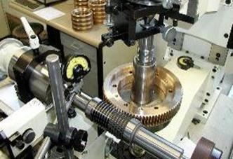 Chaque dent du systeme roue et vis sans fin est control� avec le plus grand soin selon la norme DIN 3974