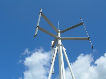 Eolienne � axe vertical, avec une g�n�ratrice � aimant permanent pour. La photo repr�sente un alternateur en kit STK fabriqu� par ALXION revendu par ALLYTECH.

Id�al pour les �oliennes cet alternateur se monte dans l'axe des pales, ou apr�s un petit multiplicateur pour g�n�rer un courrant �l�ctrique m�me avec des variations de vitesse importante.